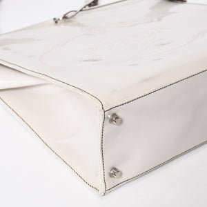 PRADA プラダ エンボスロゴ ハンドバッグ BN1099 ホワイト パテントレザー エナメル シルバー金具 美品 中古 4b013411