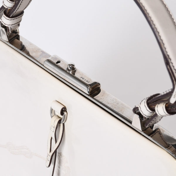 PRADA プラダ エンボスロゴ ハンドバッグ BN1099 ホワイト パテントレザー エナメル シルバー金具 美品 中古 4b013411