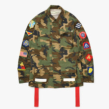 Load image into Gallery viewer, OFF-WHITE オフホワイト カモマルパッチアローフィールド ジャケット OMEL001C99FAB0015601 レッド カモ柄 サイズS 美品 中古 4b013504