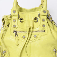 Load image into Gallery viewer, 極美品 BALENCIAGA バレンシアガ ジャイアント ミニポンポン 2WAYハンドバッグ イエロー 285439 レザー シルバー金具 中古 4b013701