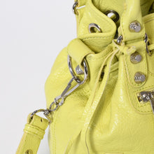 Load image into Gallery viewer, 極美品 BALENCIAGA バレンシアガ ジャイアント ミニポンポン 2WAYハンドバッグ イエロー 285439 レザー シルバー金具 中古 4b013701