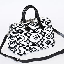 Load image into Gallery viewer, 極美品 LOUIS VUITTON ルイヴィトン スピーディー バンドリエール25 M45563 タフテッドモノグラム ブラック ホワイト シルバー金具 中古 4b013563