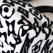 Load image into Gallery viewer, 極美品 LOUIS VUITTON ルイヴィトン スピーディー バンドリエール25 M45563 タフテッドモノグラム ブラック ホワイト シルバー金具 中古 4b013563