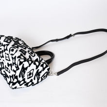 Load image into Gallery viewer, 極美品 LOUIS VUITTON ルイヴィトン スピーディー バンドリエール25 M45563 タフテッドモノグラム ブラック ホワイト シルバー金具 中古 4b013563