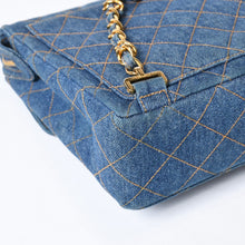 Load image into Gallery viewer, CHANEL シャネル マトラッセ デニムリュック バックパック ココマーク ステッチ キルティング ブルー ゴールド金具 美品 中古 4b013570