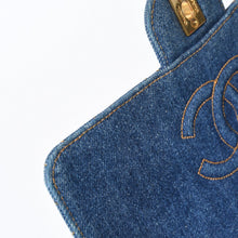 Load image into Gallery viewer, CHANEL シャネル マトラッセ デニムリュック バックパック ココマーク ステッチ キルティング ブルー ゴールド金具 美品 中古 4b013570
