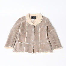 Load image into Gallery viewer, CHANEL シャネル ムートンジャケット P26962V20015 サイズ34 ココマーク ウール ブラウン ベージュ シアリング 美品 中古 4b013238
