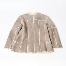 Load image into Gallery viewer, CHANEL シャネル ムートンジャケット P26962V20015 サイズ34 ココマーク ウール ブラウン ベージュ シアリング 美品 中古 4b013238