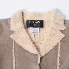 Load image into Gallery viewer, CHANEL シャネル ムートンジャケット P26962V20015 サイズ34 ココマーク ウール ブラウン ベージュ シアリング 美品 中古 4b013238