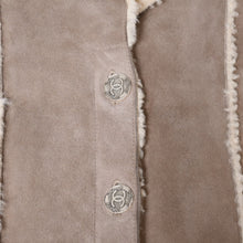 Load image into Gallery viewer, CHANEL シャネル ムートンジャケット P26962V20015 サイズ34 ココマーク ウール ブラウン ベージュ シアリング 美品 中古 4b013238