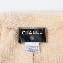 Load image into Gallery viewer, CHANEL シャネル ムートンジャケット P26962V20015 サイズ34 ココマーク ウール ブラウン ベージュ シアリング 美品 中古 4b013238