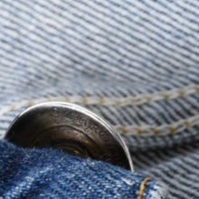 Load image into Gallery viewer, 新品同様 CHROME HEARTS クロムハーツ LEVI'S 517 リーバイス 517 セメタリークロスパッチデニム ジーンズ サイズ31中古 4b013537