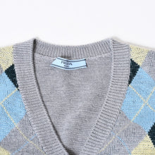 Load image into Gallery viewer, 新品未使用 PRADA プラダ 2024 ベストトライアングル ロゴ P29B39 S000 1513 AMA2 サイズ38 ウール グレー 中古 4b013577