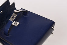 Load image into Gallery viewer, 極美品 HERMES エルメス マイクロ ケリーツイリー バッグ チャーム U刻印 ブルー ネイビー ヴォ―タデラクト シルバー金具 中古 4b013608