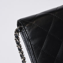 Load image into Gallery viewer, CHANEL シャネル カンボンライン ココマーク チェーンウォレット 16番台 ブラック ピンク ラムスキン シルバー金具 美品 中古 4b013613