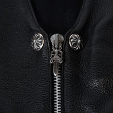 Load image into Gallery viewer, 極美品 CHROME HEARTS クロムハーツ 6BTN ZIP FRNT VEST ラージクロス レザーベスト サイズM ダガー クロスボール 中古 4b013777