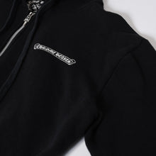 Load image into Gallery viewer, 新品同様 CHROME HEARTS クロムハーツ ジップアップ パーカー ブラック 新型 ラベルロゴ ブラック レッド ホワイト サイズ M 美品 中古 4b013756