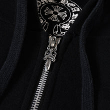 Load image into Gallery viewer, 新品同様 CHROME HEARTS クロムハーツ ジップアップ パーカー ブラック 新型 ラベルロゴ ブラック レッド ホワイト サイズ M 美品 中古 4b013756