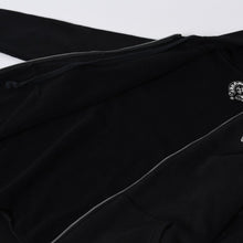 Load image into Gallery viewer, 新品同様 CHROME HEARTS クロムハーツ ジップアップ パーカー ブラック 新型 ラベルロゴ ブラック レッド ホワイト サイズ M 美品 中古 4b013756