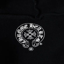 Load image into Gallery viewer, 新品同様 CHROME HEARTS クロムハーツ ジップアップ パーカー ブラック 新型 ラベルロゴ ブラック レッド ホワイト サイズ M 美品 中古 4b013756