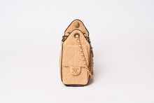 Load image into Gallery viewer, 新品同様 CHANEL シャネル 26SS CHANEL 25 ミニ ワンショルダーバッグ AS5631 ランダム番台 ココマーク ラフィア ベージュ 中古 4b013843