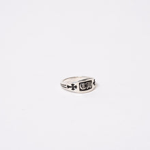 Load image into Gallery viewer, 極美品 CHROME HEARTS クロムハーツ CHクレストリング ミニ 指輪 重量約3.0g サイズ9号 2012/.925刻印 シルバー925 中古 4b013889