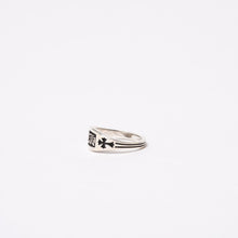 Load image into Gallery viewer, 極美品 CHROME HEARTS クロムハーツ CHクレストリング ミニ 指輪 重量約3.0g サイズ9号 2012/.925刻印 シルバー925 中古 4b013889
