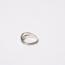 Load image into Gallery viewer, 極美品 CHROME HEARTS クロムハーツ CHクレストリング ミニ 指輪 重量約3.0g サイズ9号 2012/.925刻印 シルバー925 中古 4b013889