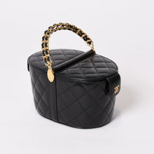 Load image into Gallery viewer, 極美品 CHANEL シャネル バニティバッグ ハンドバッグ ランダム番台 ココマーク ラムスキン ブラック トップハンドル ゴールド金具 中古 4b013958