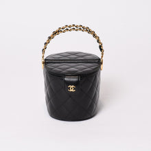 Load image into Gallery viewer, 極美品 CHANEL シャネル バニティバッグ ハンドバッグ ランダム番台 ココマーク ラムスキン ブラック トップハンドル ゴールド金具 中古 4b013958