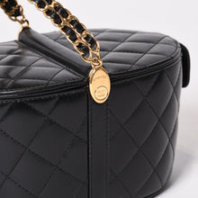 Load image into Gallery viewer, 極美品 CHANEL シャネル バニティバッグ ハンドバッグ ランダム番台 ココマーク ラムスキン ブラック トップハンドル ゴールド金具 中古 4b013958