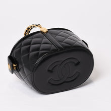 Load image into Gallery viewer, 極美品 CHANEL シャネル バニティバッグ ハンドバッグ ランダム番台 ココマーク ラムスキン ブラック トップハンドル ゴールド金具 中古 4b013958