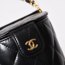 Load image into Gallery viewer, 極美品 CHANEL シャネル バニティバッグ ハンドバッグ ランダム番台 ココマーク ラムスキン ブラック トップハンドル ゴールド金具 中古 4b013958