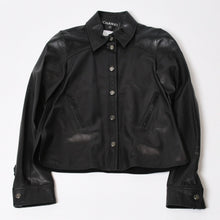 Load image into Gallery viewer, CHANEL シャネル 長袖レザーシャツ P28790C00009 サイズ38 ラムスキン ココマーク ブラック ヴィンテージ 美品 中古 4b013848