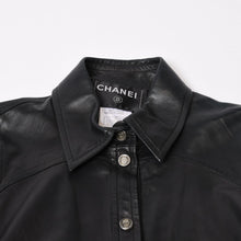 Load image into Gallery viewer, CHANEL シャネル 長袖レザーシャツ P28790C00009 サイズ38 ラムスキン ココマーク ブラック ヴィンテージ 美品 中古 4b013848