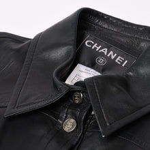 Load image into Gallery viewer, CHANEL シャネル 長袖レザーシャツ P28790C00009 サイズ38 ラムスキン ココマーク ブラック ヴィンテージ 美品 中古 4b013848