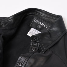 Load image into Gallery viewer, CHANEL シャネル 長袖レザーシャツ P28790C00009 サイズ38 ラムスキン ココマーク ブラック ヴィンテージ 美品 中古 4b013848