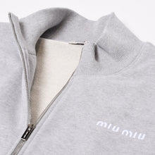 Load image into Gallery viewer, 極美品 MIUMIU ミュウミュウ フリース スウェットシャツ MJL042 サイズM ジップアップ グレー ロゴ刺繍 中古 4b013850