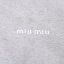 Load image into Gallery viewer, 極美品 MIUMIU ミュウミュウ フリース スウェットシャツ MJL042 サイズM ジップアップ グレー ロゴ刺繍 中古 4b013850