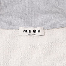 Load image into Gallery viewer, 極美品 MIUMIU ミュウミュウ フリース スウェットシャツ MJL042 サイズM ジップアップ グレー ロゴ刺繍 中古 4b013850
