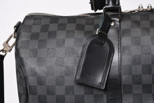 Load image into Gallery viewer, 極美品 LOUIS VUITTON ルイヴィトン ボストン キーポルバンドリエール45 ダミエグラフィット N41418 ブラック シルバー金具 4b013928
