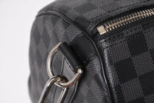 Load image into Gallery viewer, 極美品 LOUIS VUITTON ルイヴィトン ボストン キーポルバンドリエール45 ダミエグラフィット N41418 ブラック シルバー金具 4b013928