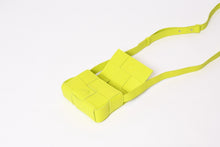 Load image into Gallery viewer, 極美品 BOTTEGA VENETA ボッテガヴェネタ キャンディーカセット ミニショルダーバッグ レザー イエロー シルバー金具 中古 4b013934
