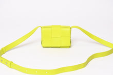 Load image into Gallery viewer, 極美品 BOTTEGA VENETA ボッテガヴェネタ キャンディーカセット ミニショルダーバッグ レザー イエロー シルバー金具 中古 4b013934