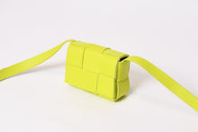 Load image into Gallery viewer, 極美品 BOTTEGA VENETA ボッテガヴェネタ キャンディーカセット ミニショルダーバッグ レザー イエロー シルバー金具 中古 4b013934