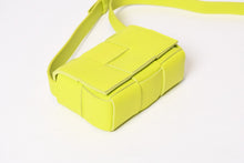Load image into Gallery viewer, 極美品 BOTTEGA VENETA ボッテガヴェネタ キャンディーカセット ミニショルダーバッグ レザー イエロー シルバー金具 中古 4b013934