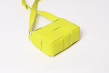 Load image into Gallery viewer, 極美品 BOTTEGA VENETA ボッテガヴェネタ キャンディーカセット ミニショルダーバッグ レザー イエロー シルバー金具 中古 4b013934