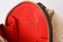 Load image into Gallery viewer, 極美品 LOUIS VUITTON ルイヴィトン 草間彌生 ミュルティ ポシェット アクセソワール M46385 モノグラムキャンバス マルチカラー 中古 4b013939