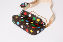 Load image into Gallery viewer, 極美品 LOUIS VUITTON ルイヴィトン 草間彌生 ミュルティ ポシェット アクセソワール M46385 モノグラムキャンバス マルチカラー 中古 4b013939