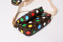 Load image into Gallery viewer, 極美品 LOUIS VUITTON ルイヴィトン 草間彌生 ミュルティ ポシェット アクセソワール M46385 モノグラムキャンバス マルチカラー 中古 4b013939
